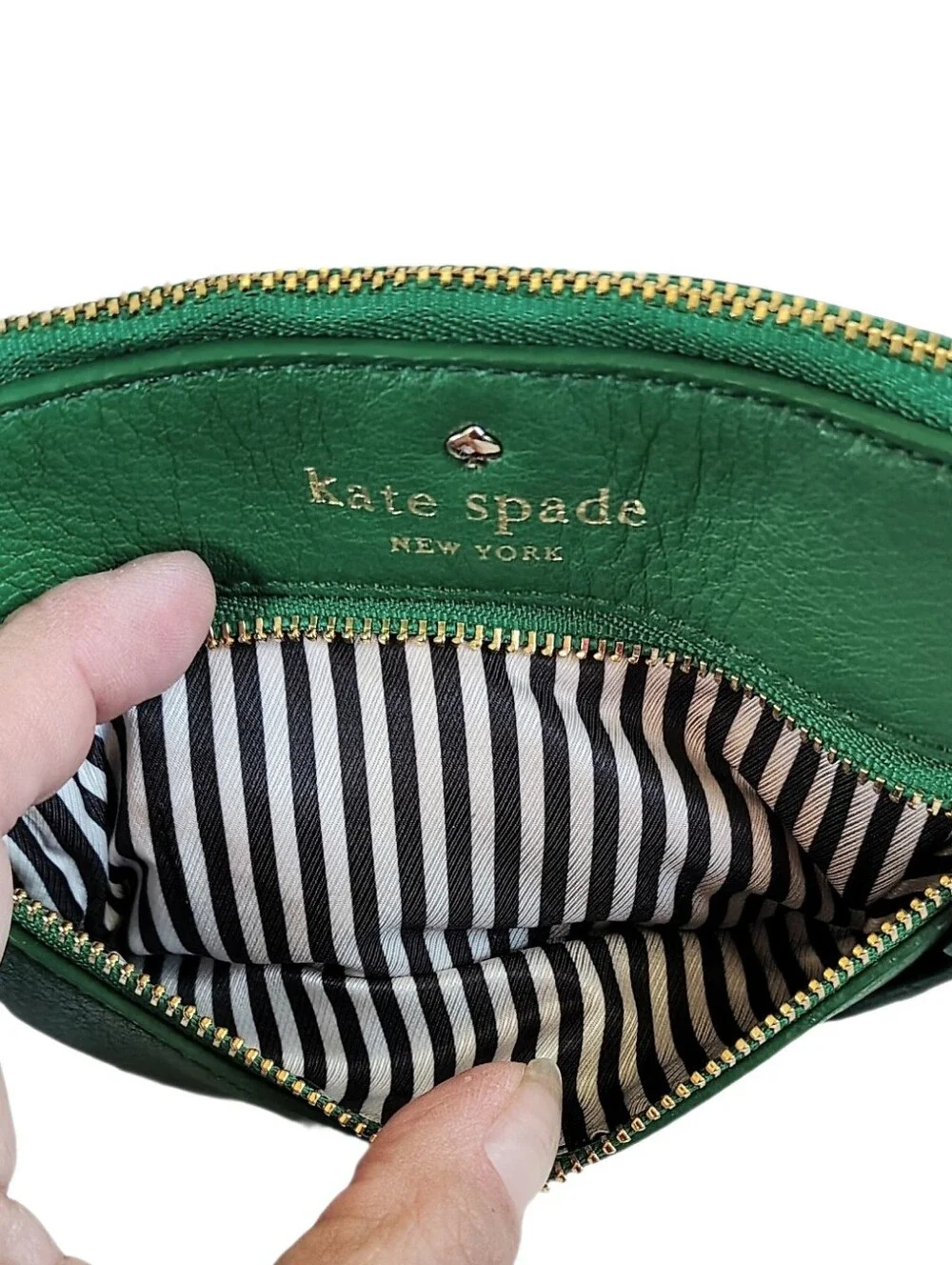 🆕 Kate Spade NY Cobble Hill Bee Emerald Green Pebbled Leather Zipper Wristlet